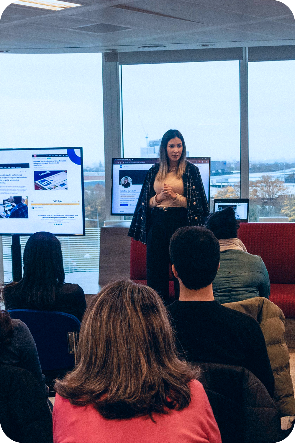 Celular com a tela acesa com o logo do LinkedIn